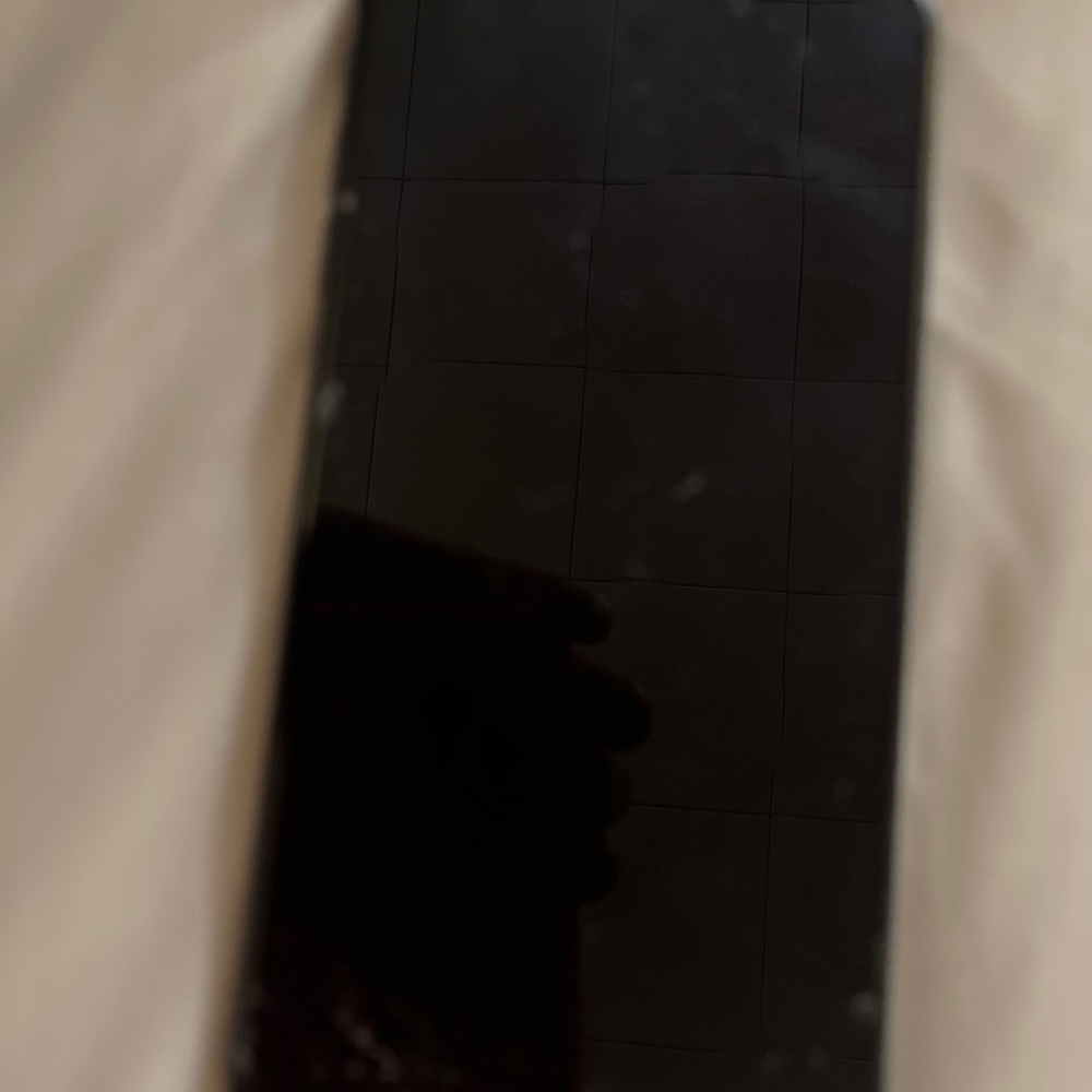 iPhone XR 64 GB Slight Cracks on Front of phone. Back of phone is pristine.
